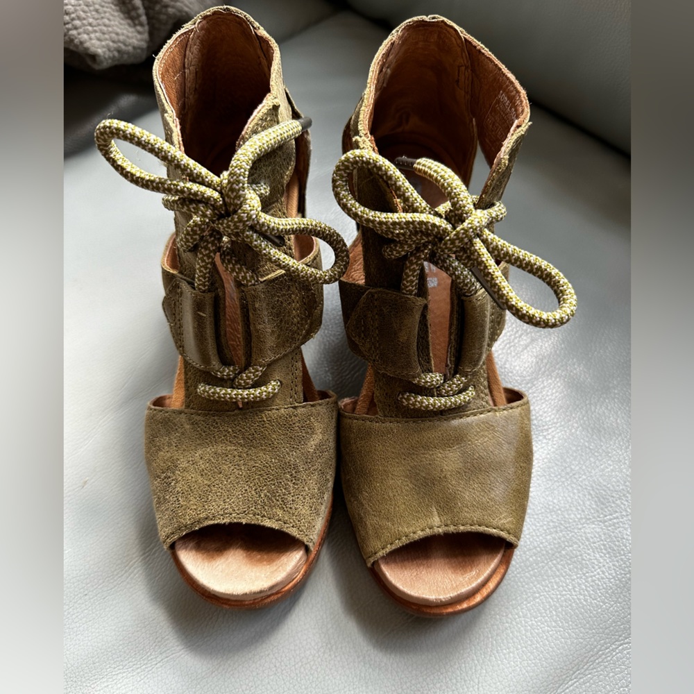 Sorel Joanie Wedge size 6.5